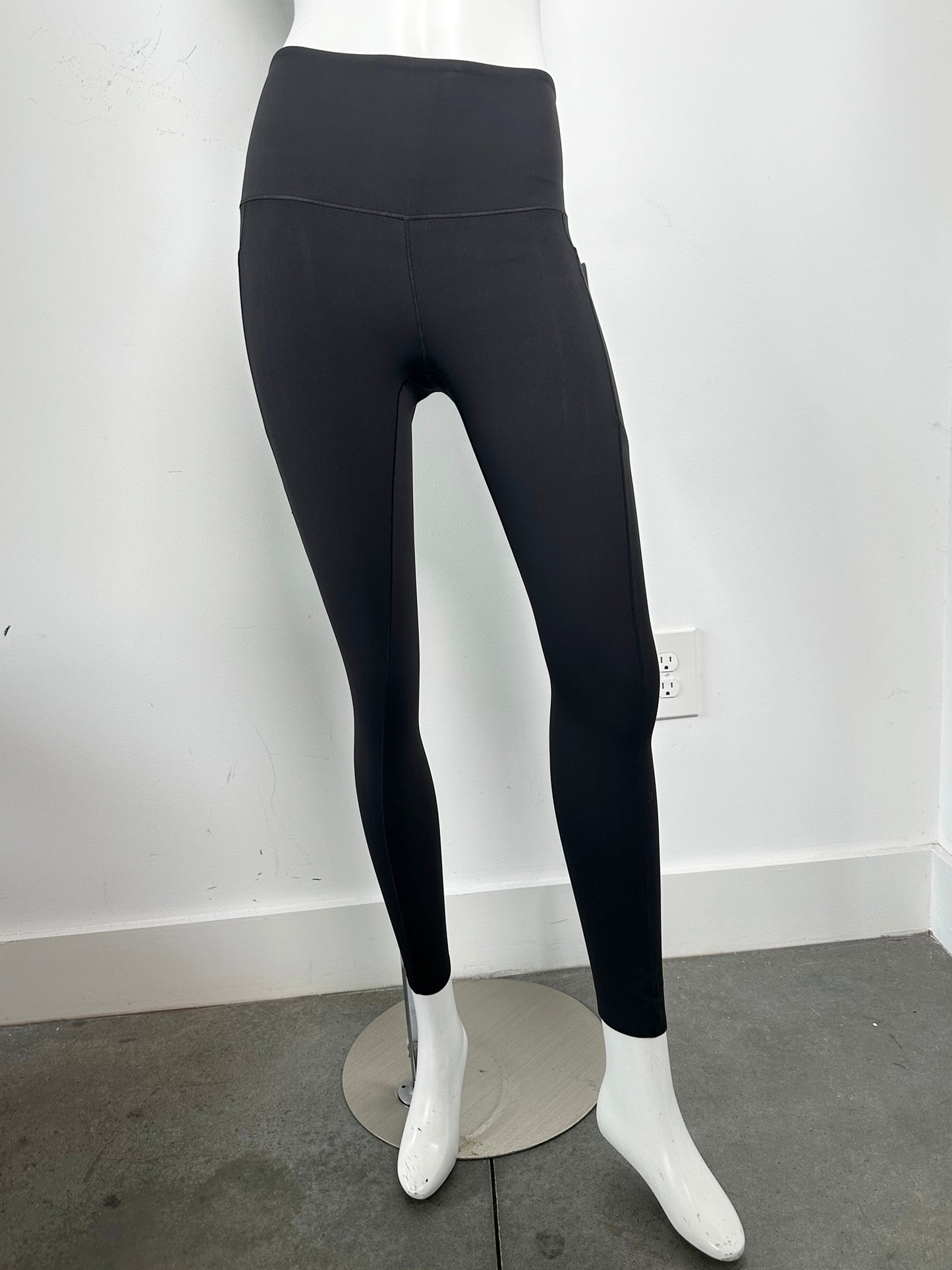 Revive 7/8 Pocket Leggings Size XS NWT