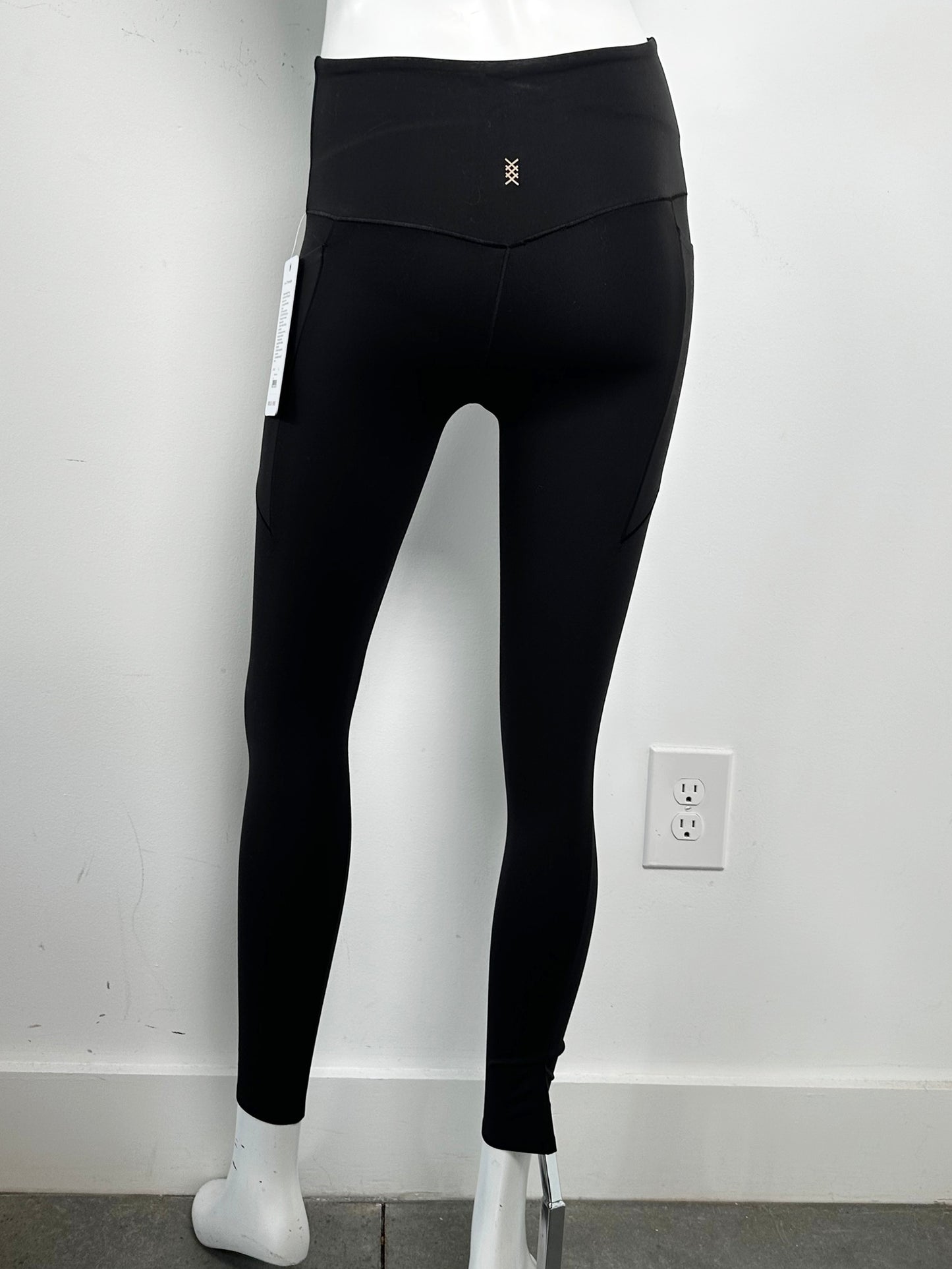 Revive 7/8 Pocket Leggings Size XS NWT